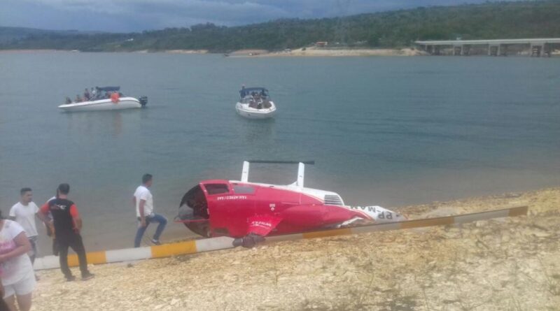 Helicóptero com quatro passageiros cai em Capitólio (MG)